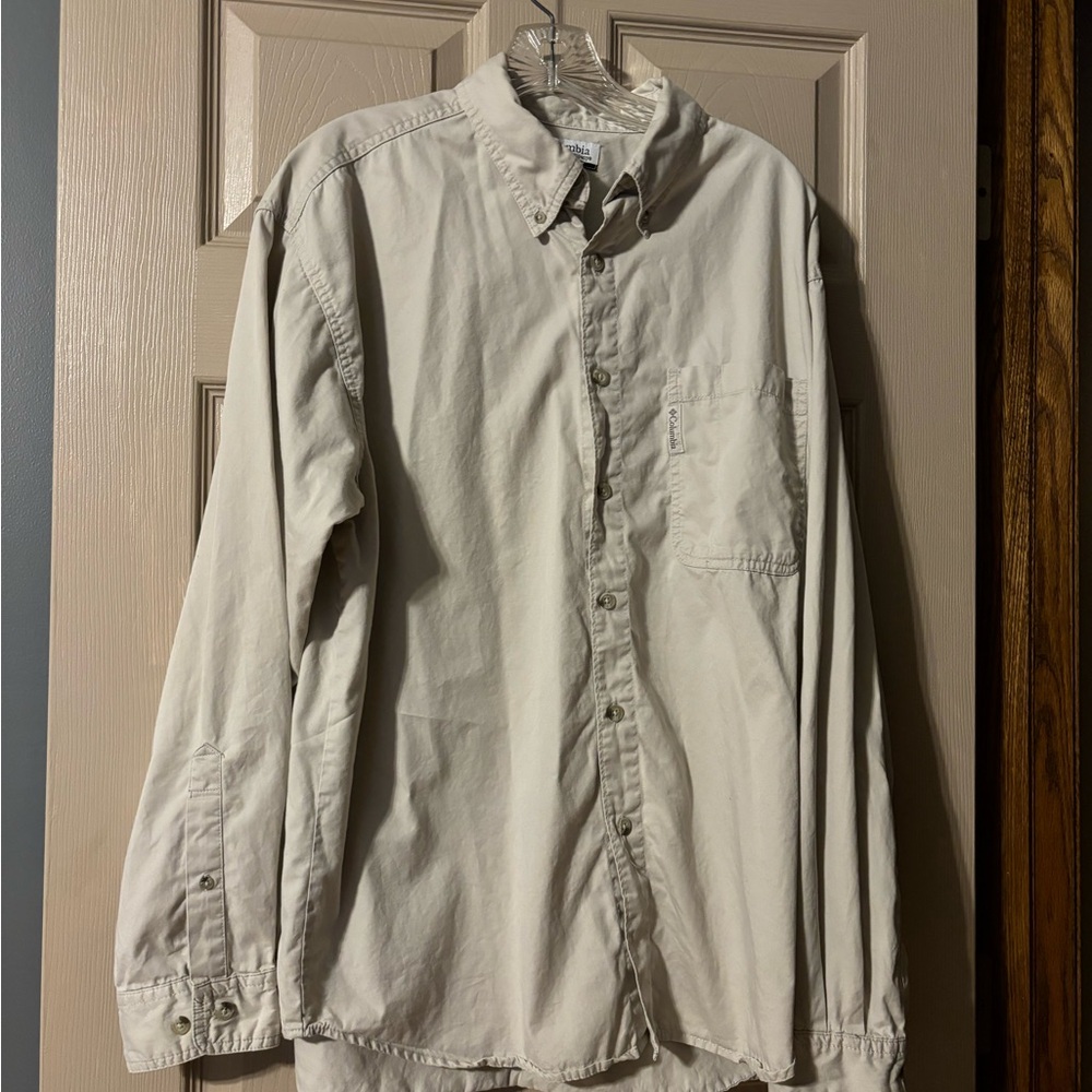 Men’s size L Columbia tan button down shirt